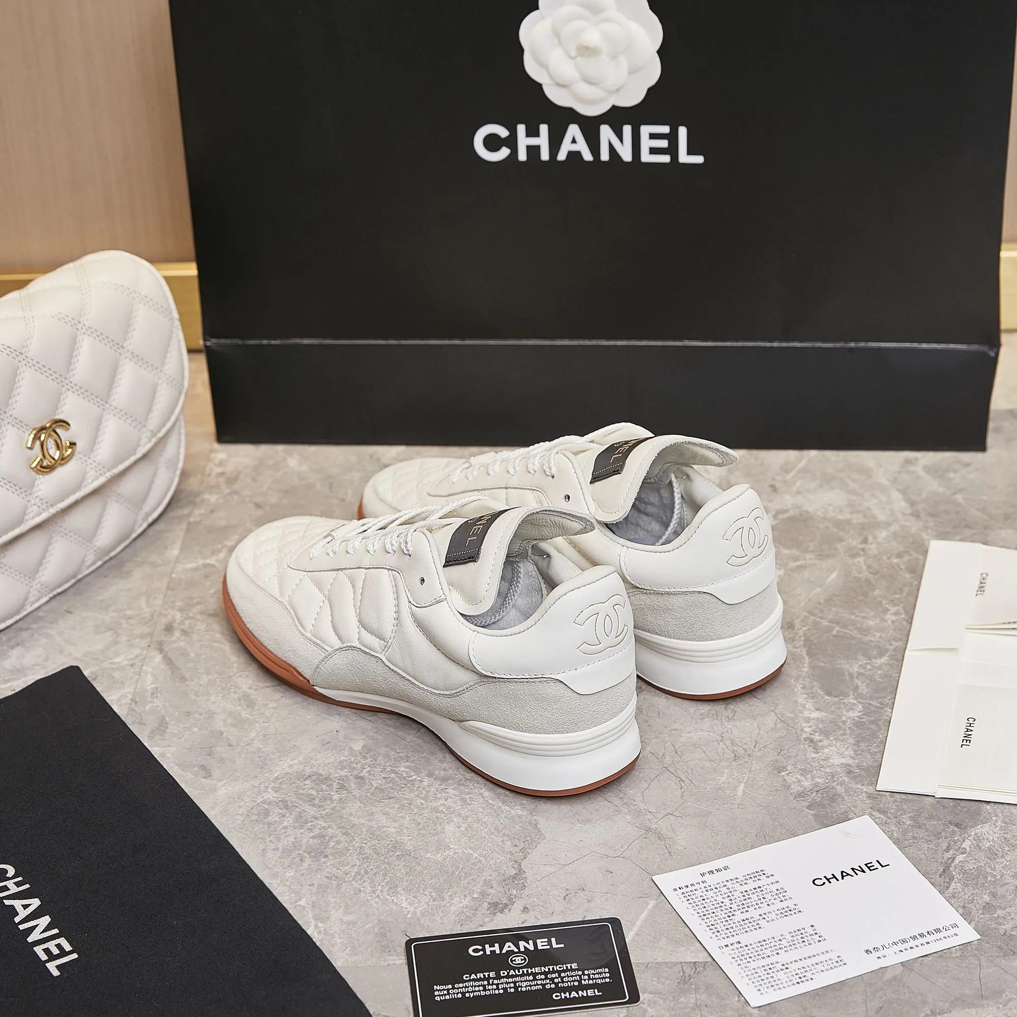 👟👟Ex-factory price 560👟👟 Chanel Chanel - 2024 counter top casual sports shoes This classic design; the upper is electro-embroidered with a variety of techniques; the outsole is fashionable and sporty; it is unusual to incorporate a variety of color matching elements... The diversified mix and match is very beautiful and versatile, casual, fashionable, sports and outdoor can be taken into account... ꫛꫀꪝ Go➫ Material: ❶Upper is made of: Original imported mixed-breed sheep ❷Inside made of: original imported breathable sheepskin ❸Outsole based on: original TPU outsole Full set of boutique packaging for women 35–41